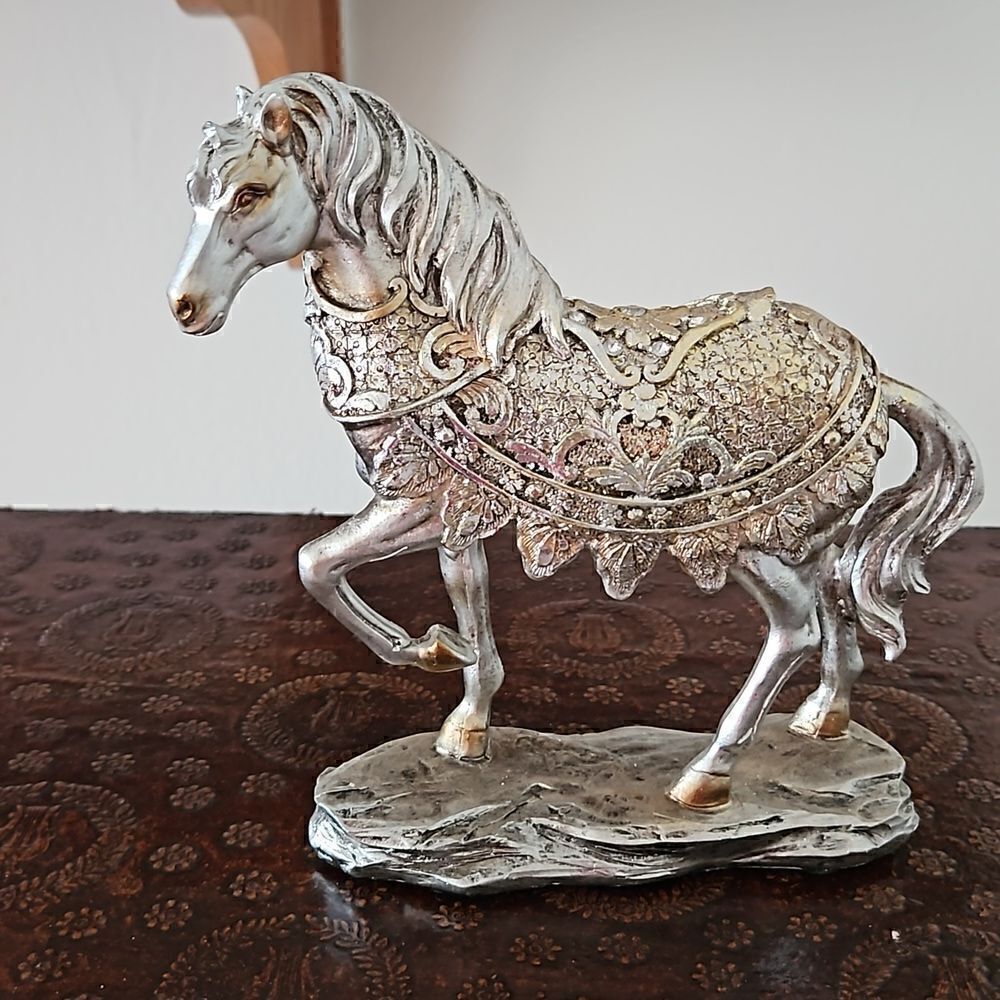 NWOT Horse sculpture in silver and gold tones.